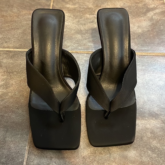 Black thong strap heels - Picture 3 of 3